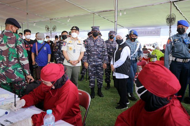 Pangkoarmada II dan Forkopimda Jatim Tinjau Vaksinasi Massal di Gelora Pancasila