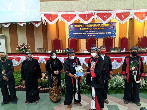 HUT Ponorogo ke-525, DPRD Ponorogo Terbitkan Buku dan Potong Tumpeng