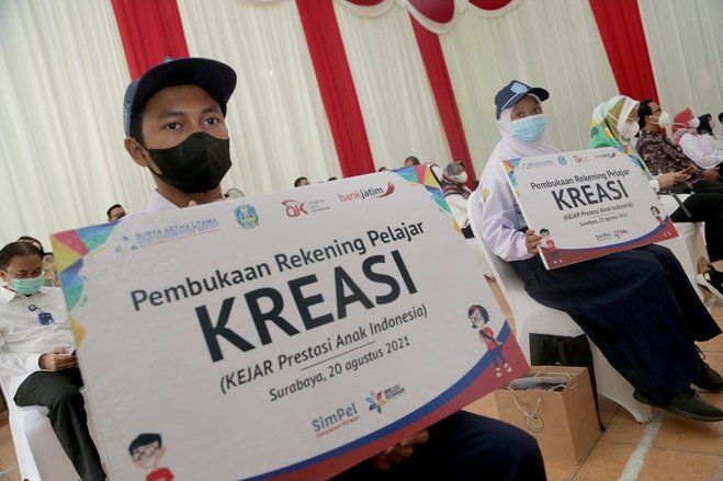 OJK Beri Beasiswa Pelajar Tak Mampu dan Terdampak Covid-19 di Surabaya