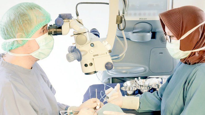 Operasi Katarak Premium Bisa Sekaligus Sembuhkan Minus