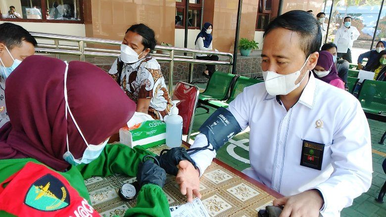 Cegah Covid-19, Keluarga Hakim dan Pegawai PN Gresik Divaksin