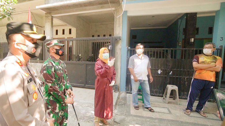 Aparat Gabungan di Gresik Jemput Warga Isoman ke Isoter secara Persuasif