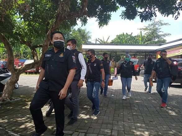 Penggeledahan BPBD Jember terkait Pemotongan Honor Pemakaman Covid-19