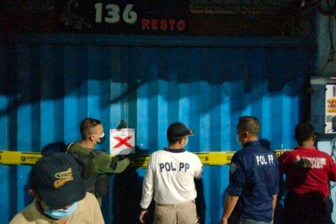 Langgar PPKM, Tempat Karaoke di Jalan Kusuma Bangsa Surabaya Disegel