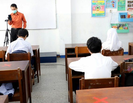 UMKM di Surabaya akan Produksi Seragam hingga Sepatu Sekolah