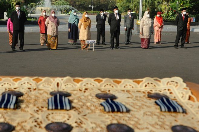 30 ASN Pemkot Surabaya Terima Penghargaan Satyalancana Karya Satya 2021