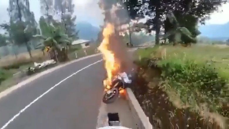 Moge Terbakar di Jalur Bromo Jadi Perbincangan Warganet