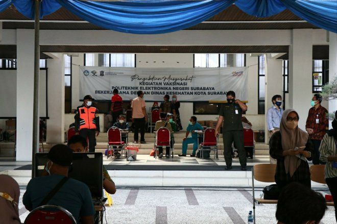 Civitas Akademika PENS dan Masyarakat Sekitar Divaksin