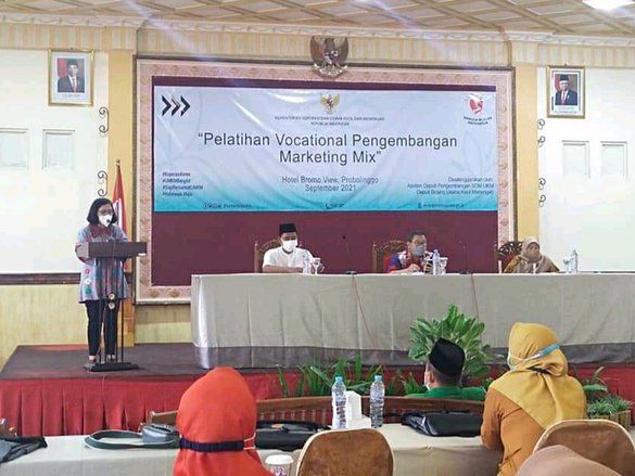 Pelaku UMKM Probolinggo Dapat Pelatihan Marketing Mix dari Kemenkop: