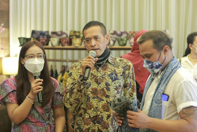Hari Batik Nasional, Dodot dan Embran Perkenalkan Batik Tuban