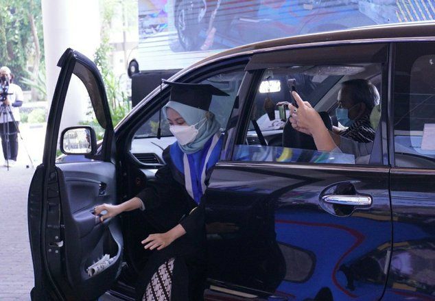 Gelar Wisuda Drive Thru, Ini Tiga Pesan Rektor ITS