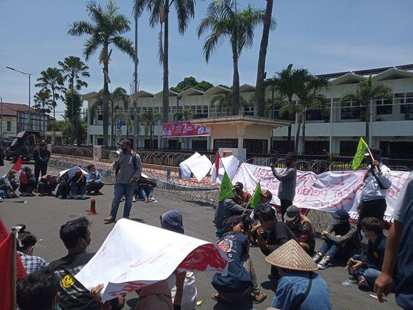 Warga Paseban dan GMNI Jember Tolak Tambang Pasir dan Tambak