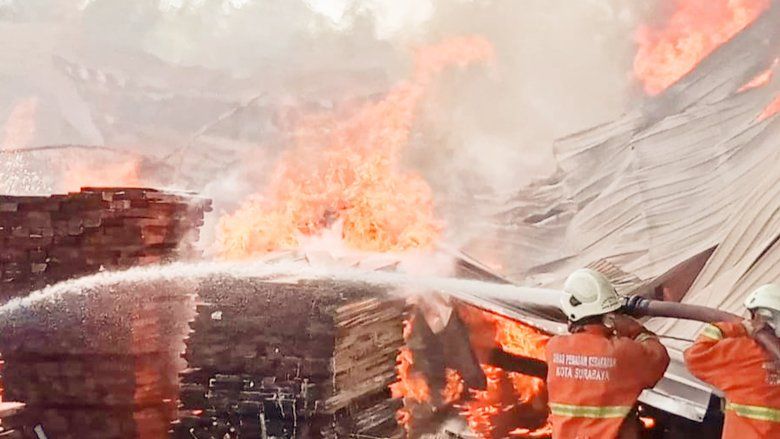 Pabrik Pengeringan Kayu di Gresik Terbakar, Puluhan Mobil PMK Dikerahkan