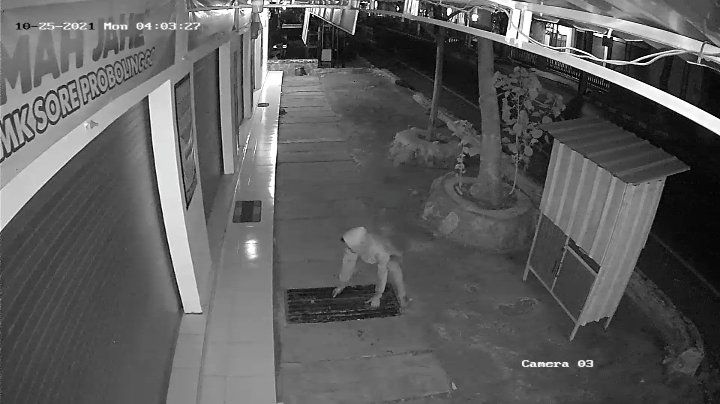 Terekam CCTV, Besi Penutup Selokan SMK Sore Probolinggo Dicuri