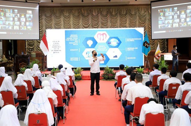 Pesan Eri tentang Pemimpin Muda pada Pelajar Surabaya
