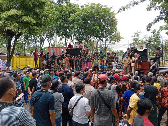 Massa Protes Aturan Vaksin Covid Dosis Dua dalam Pilkades di Probolinggo