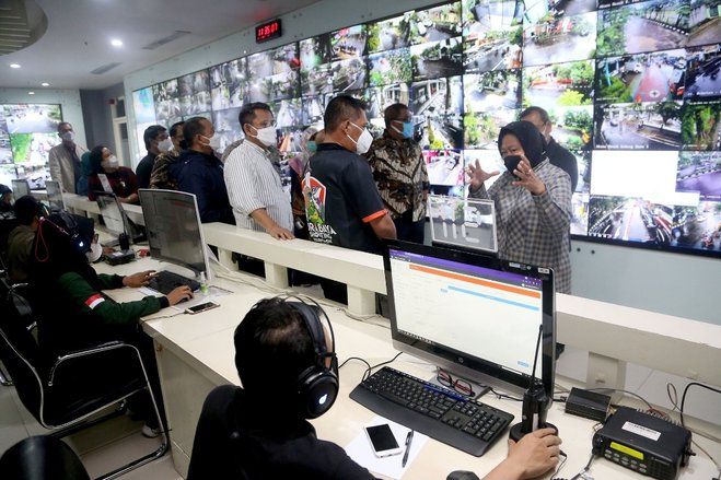 Risma Ingin Pusat Buat Layanan Pengaduan Seperti <em>Command</em> <em>Center</em> 112