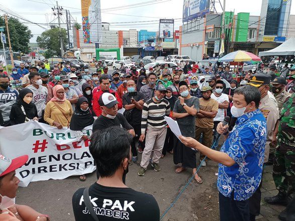 Tolak Tanda Tangan, Anggota DPRD Jember Bersitegang dengan Buruh