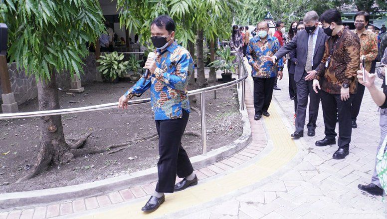 Dubes Inggris Resmikan Jalur Evakuasi Inklusif SMP-SMA LB Surabaya