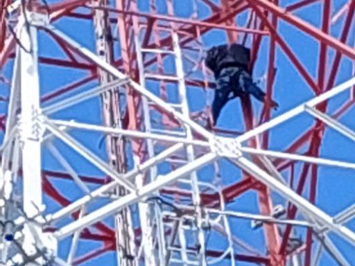 Merasa Cintanya Dipermainkan, Pemuda Probolinggo Nekat Naik Tower 80 Meter