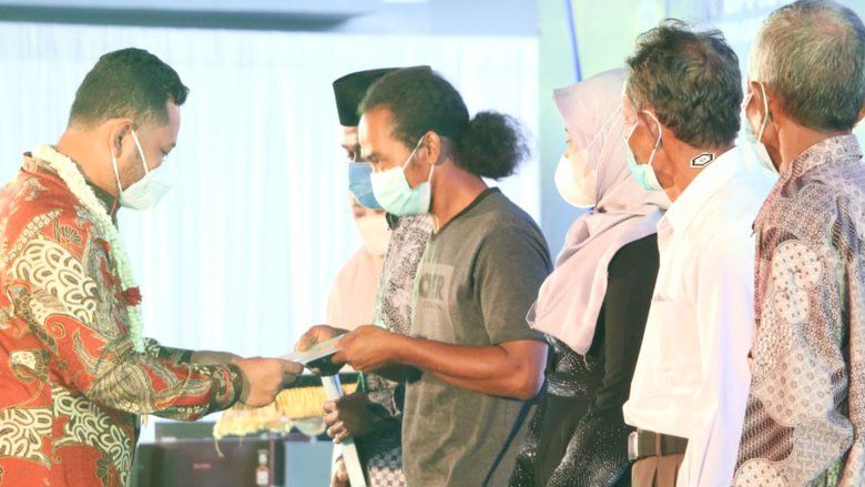 Bupati Gresik Beri Penghargaan 117 Desa Taat Bayar PBB