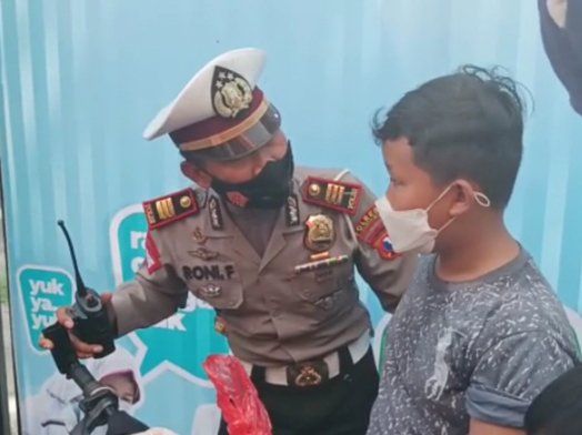 Bocah Asal Probolinggo Tetap Semangat Ikuti Vaksinasi dengan Naik Sepeda <em>Onthel</em>