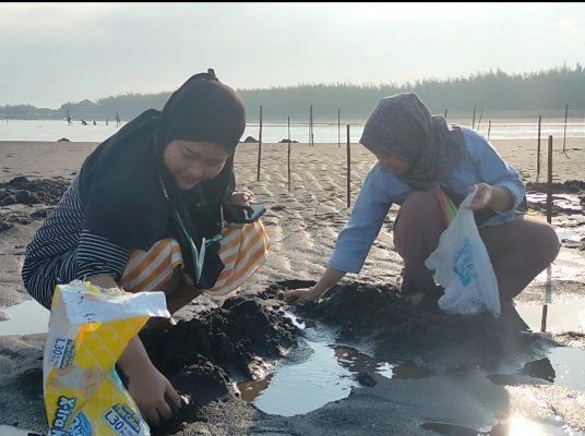 Asyiknya Berwisata sambil Berburu Kerang di Pantai Duta Probolinggo