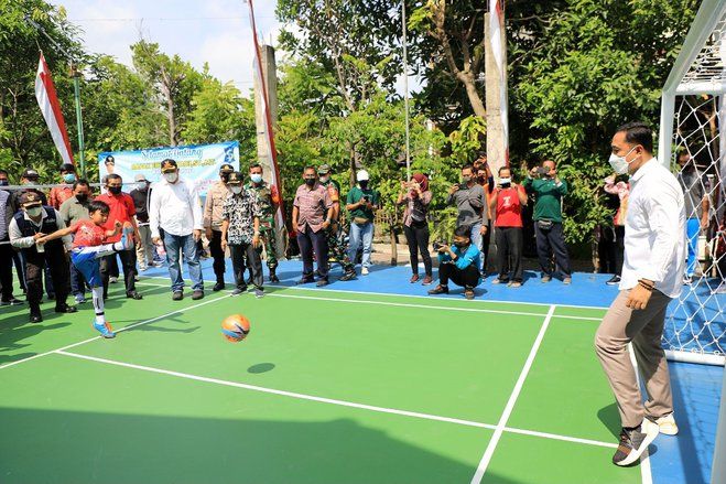 Eri Resmikan Lapangan Olahraga ke-573 di Surabaya