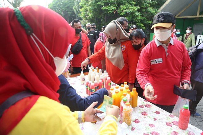 Bulan Padat Karya, Asemrowo Surabaya Gelar Jalan Sehat dan Beli Produk UMKM
