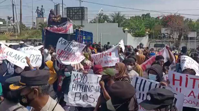 Tuduh Ada Kecurangan, Pendukung Cakades Pajurangan Probolinggo Desak Hitung Ulang