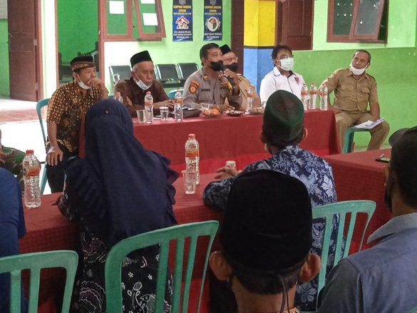 Warga Dusun Wudi Lamongan Datangi Balai Desa Protes Penggantian Guru Ngaji