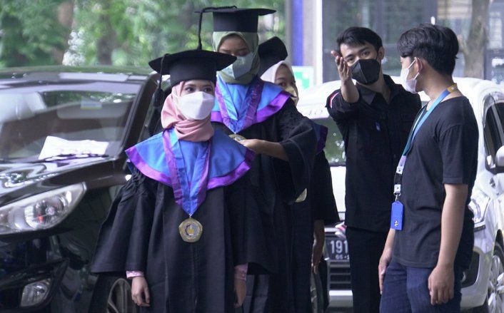 1.078 Wisudawan Dikukuhkan dalam Wisuda Drive Thru ITS ke-125