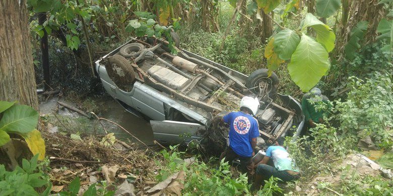 Kalajengking Merayap di Paha Sopir, Mobil Tercebur Sungai di Mojokerto