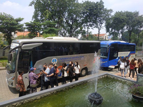 Resmi Beroperasi, <em>Petra Shuttle Bus</em> Kurangi Kemacetan dan Emisi Karbon