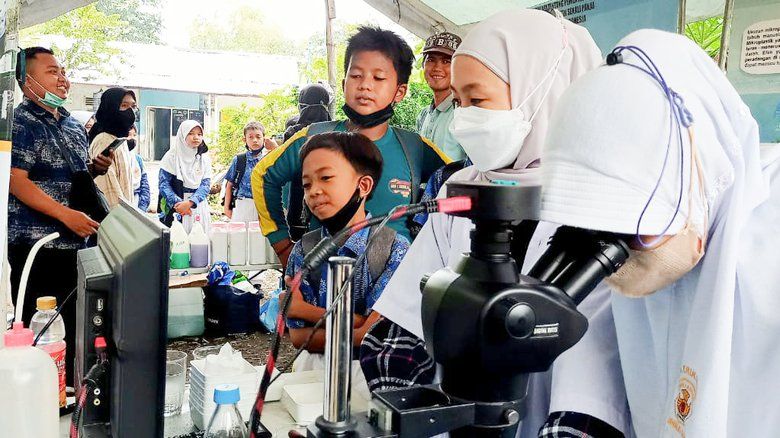 <em>Ngabuburit</em>, Ecoton Beri Edukasi Siswa tentang Limbah Mikroplastik