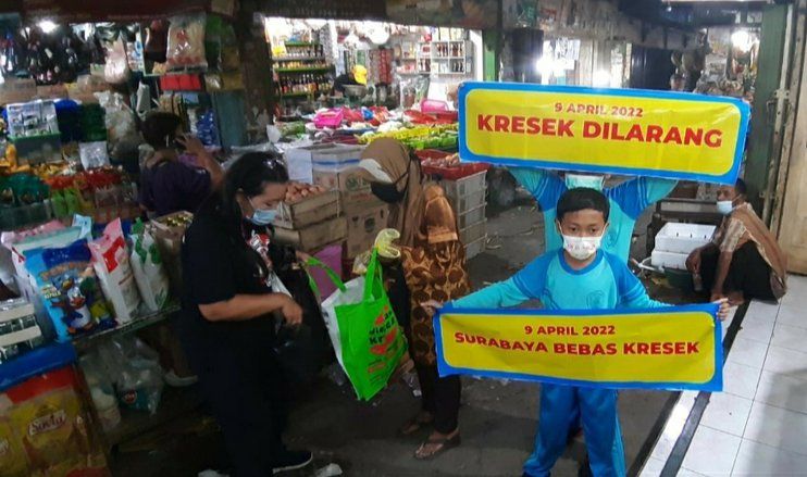 Pemkot Surabaya dan Komunitas Nol Sampah Bagikan Kantong Nonplastik
