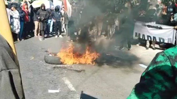 Kritik Pemerintah, BEM Se-Probolinggo Raya Blokade Jalur Pantura