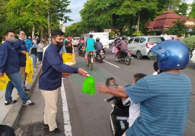 Diet Plastik, Wartawan dan Komunitas Nol Sampah Bagi Takjil Berkantong Nonplastik