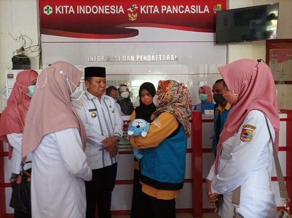 Serahkan Bayi yang Dibuang ke Dinsos Jatim, Bupati Jember Terharu