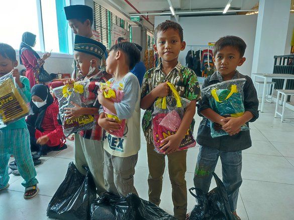 Terima Bantuan Uang, Anak-Anak Yatim Piatu di Ponorogo Bebas Pilih Baju Lebaran