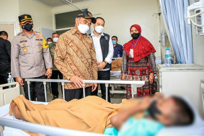 Jenguk Korban Waterpark Kenjeran, Muhadjir Ingatkan Standar Wahana Wisata