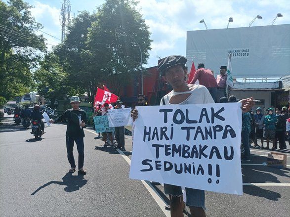Tolak Hari Anti Tembakau, Petani dan GMNI di Jember Klaim Rokok Tak Ganggu Kesehatan
