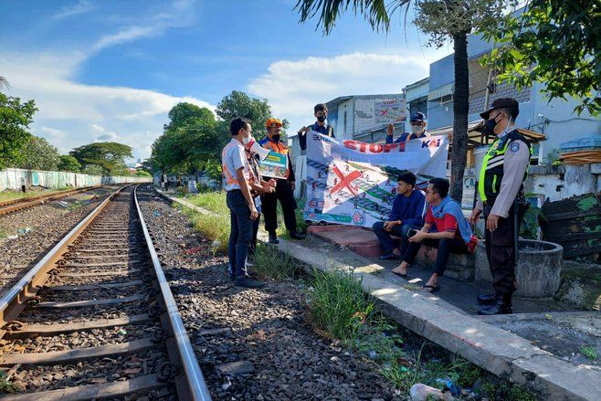 KAI Daop 8 Ingatkan Bahaya Beraktivitas di Sekitar Jalur Kereta