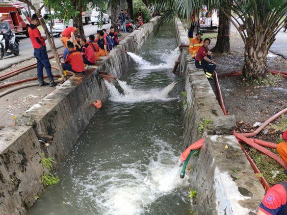 Belasan Mobil Damkar hingga Normalisasi Saluran Atasi Genangan di Surabaya