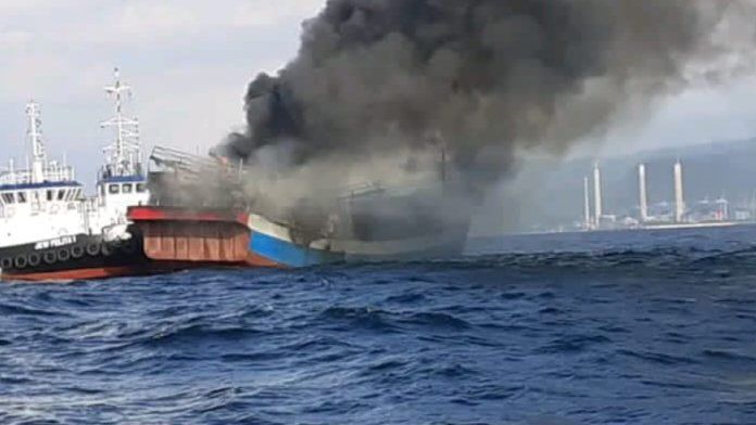 Kapal Pencari Ikan Berpenumpang 25 ABK Terbakar di Perairan Laut Paiton&nbsp;Probolinggo