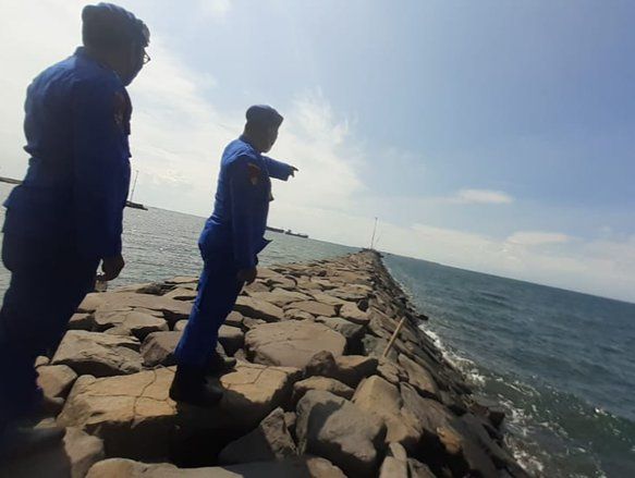 Olah TKP Kapal Terbakar di Perairan Paiton, Dugaan Awal Berasal Dari Selang Pembakaran