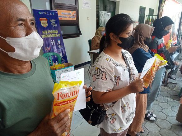 Tingkatkan Minat Warga untuk Ikut Vaksinasi, BIN Bagikan Minyak Goreng