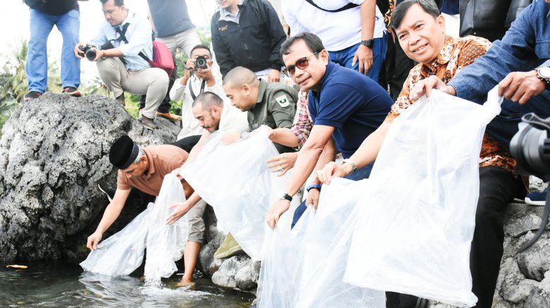 SIG dan Semen Padang Lepas 7.000 Ikan Bilih di Danau Singkarak
