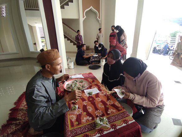 Berharap Hamil dengan Makan Kurma Masjid Al Mubarok, Ratusan Pasutri Antre Sejak Subuh