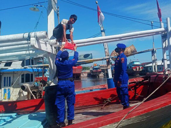 HUT RI ke-77 , Satpolairud Ganti Bendera Merah Putih Usang Nelayan Probolinggo